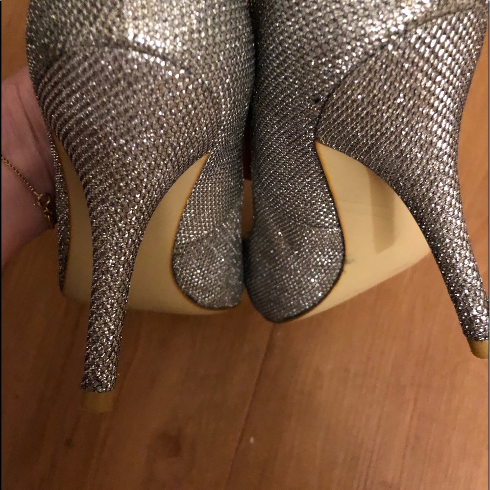Size 6.5 Enzo Angiolini holiday peep toe pump